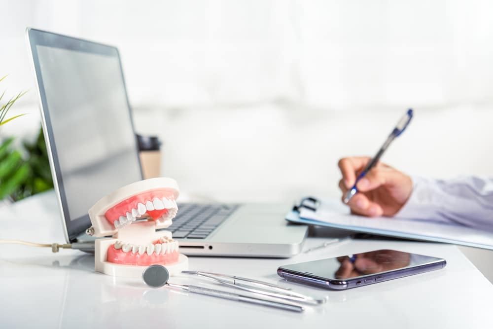 Oral,Dental.,Dentist,Doctor,In,Uniform,Writing,Information,Of,Patient
